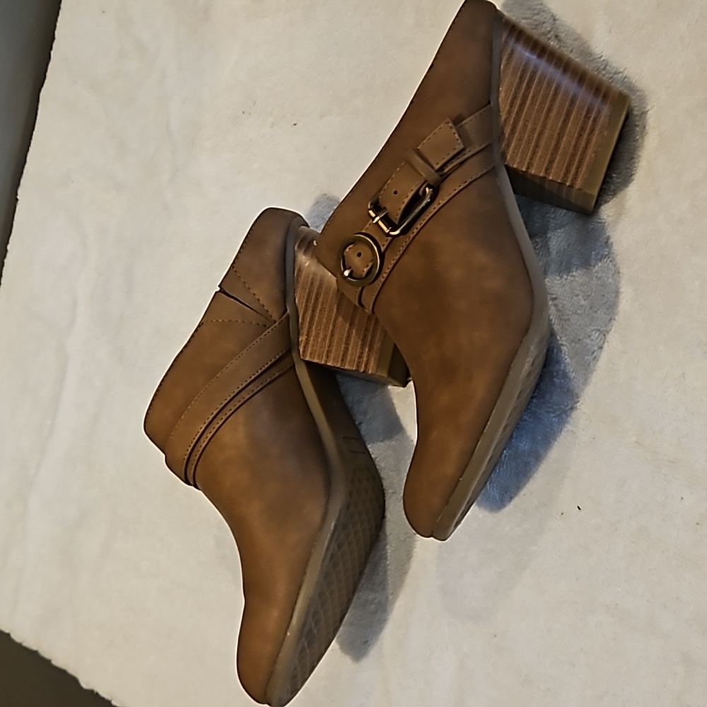 Clogs - Picture 2 of 3